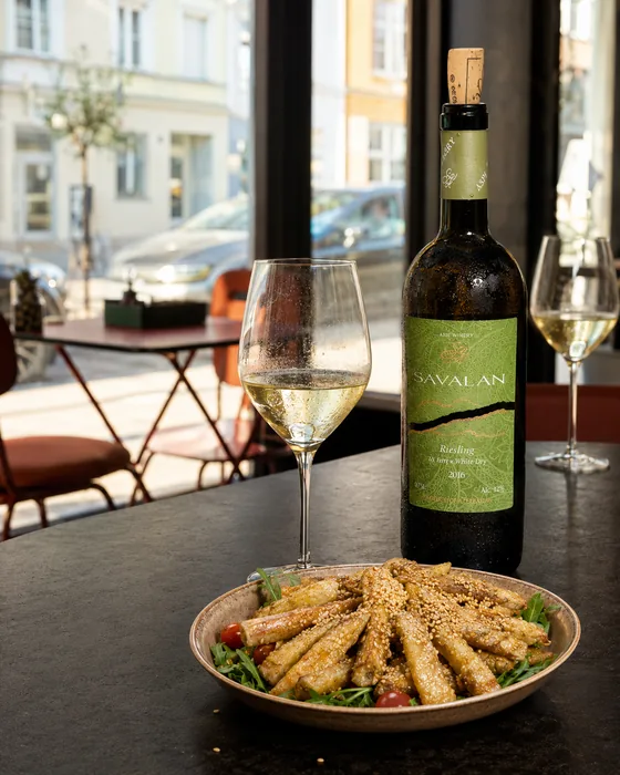 Crispy eggplant salad with a glass of white wine